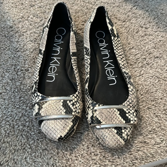 Calvin Klein SnakeSkin flats- adorable - size 6.5 - Picture 5 of 7